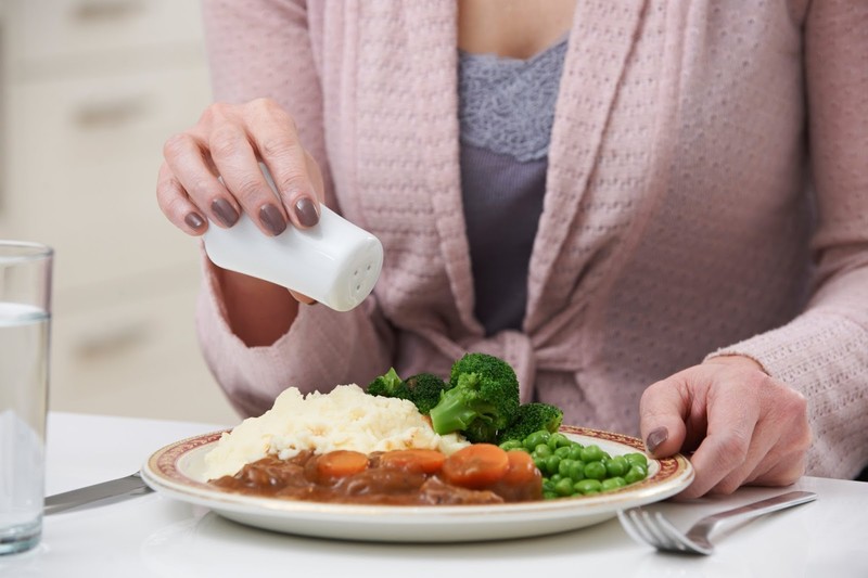 Thực phẩm chứa nhiều muối khiến tăng huyết áp nghiêm trọng hơn