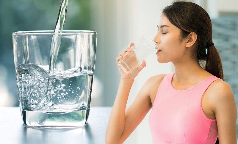 Uống nhiều nước một cách thích hợp là một biện pháp phòng ngừa chính